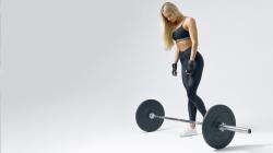 Blonde fit babe lifting heavy weights